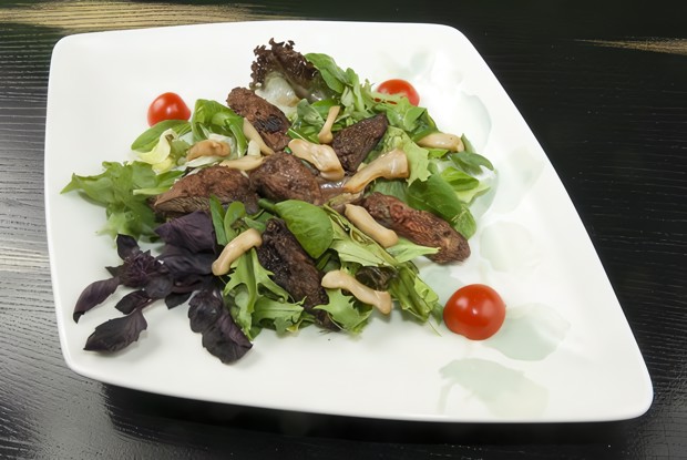 Салат из рубца с зеленью и арахисом