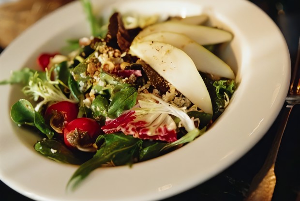 Салат из рукколы и груши с маскарпоне и жареными грецкими орехами