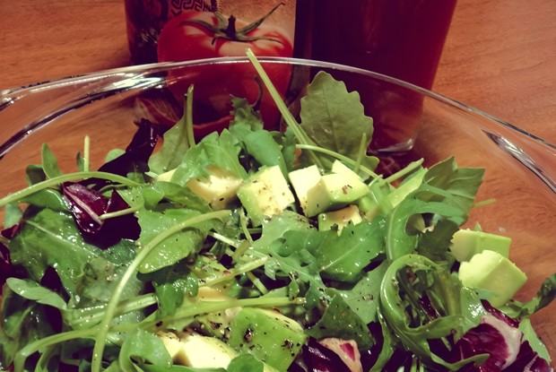 Салат из рукколы и авокадо