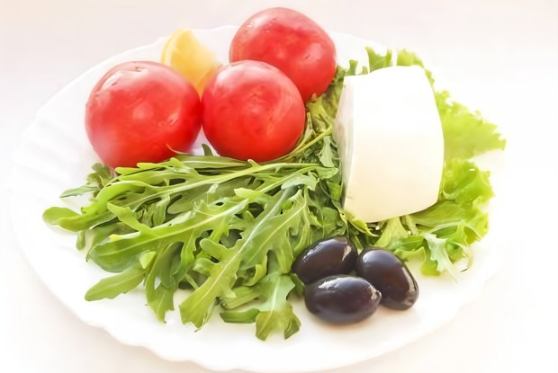 Салат из рукколы и помидоров