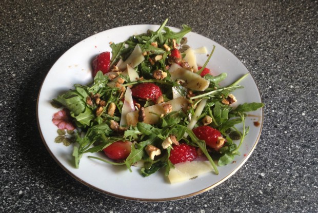 Салат из рукколы, клубники и пармезана
