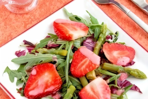 Салат из рукколы и клубники