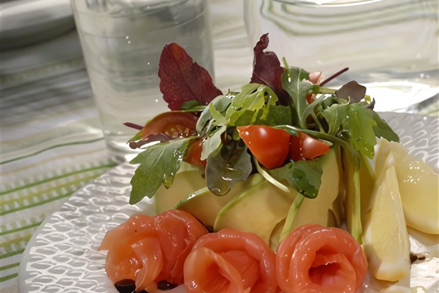 Салат из рукколы, мангольда и семги