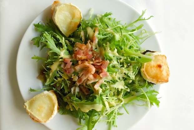 Салат из рукколы, маслин, панчетты и пармезана