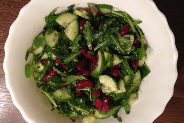 Салат из рукколы, огурцов и фасоли