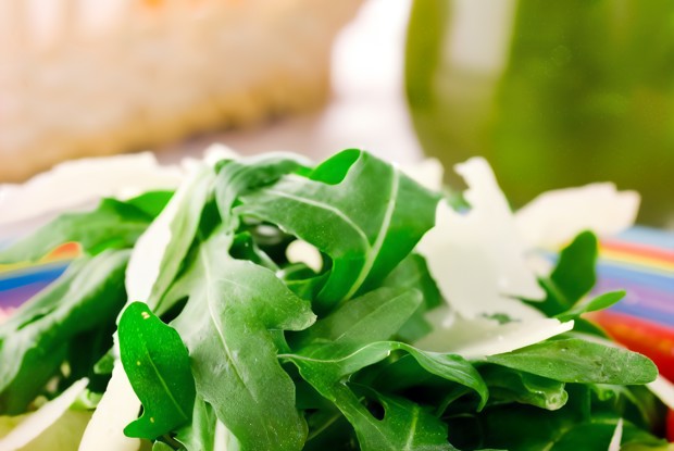 Салат из рукколы с грушей, пармезаном и бальзамическим уксусом