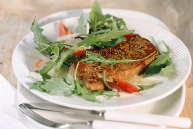 Салат из рукколы с холодным стейком и рокфором