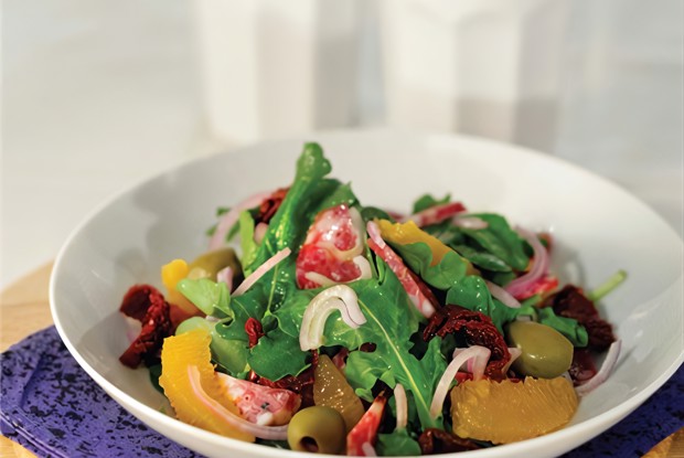 Салат из рукколы с оливками, вялеными томатами и салями