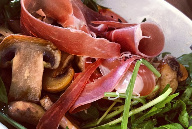 Салат из рукколы с прошутто