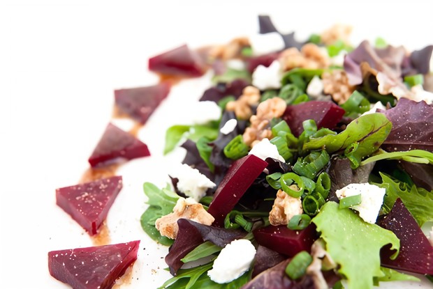 Салат из рукколы со свеклой и козьим сыром