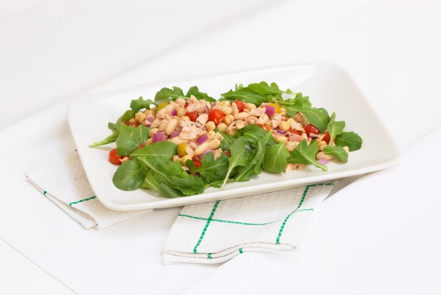 Салат из рукколы, тунца и белой фасоли