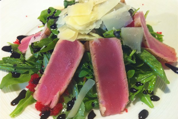 Салат из рукколы и тунца