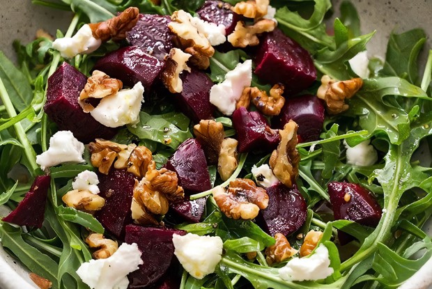 Салат из рукколы со свеклой и сыром фета