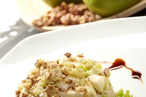 Салат из сельдерея и яблок с орехами пекан