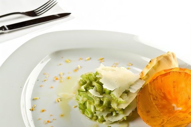 Салат из сельдерея с грецкими орехами и горчичным соусом