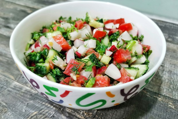 Салат из сезонных овощей