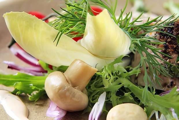 Салат из шампиньонов с сырным соусом