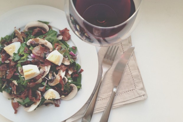 Салат из шпината и яиц с теплой заправкой из бекона