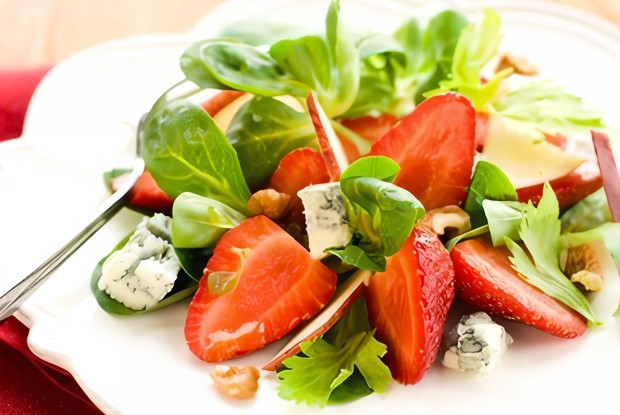 Салат из шпината, клубники и голубого сыра с малиновым винегретом