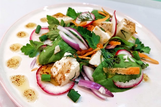 Салат из шпината с адыгейским сыром