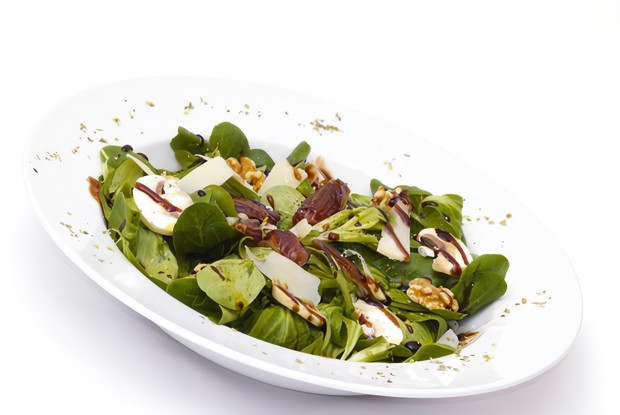 Салат из шпината с грибами, сыром «Пармезан» и кедровыми орешками
