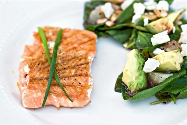 Салат из шпината с грушей и авокадо