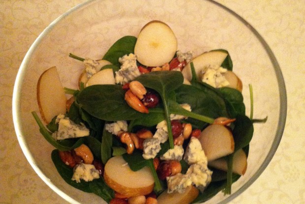 Салат из шпината с грушей и орешками