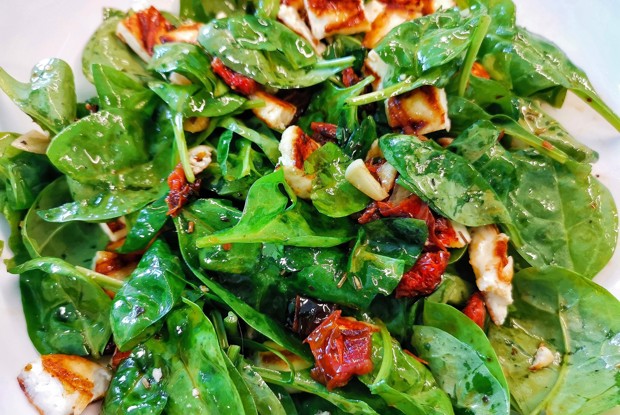 Салат из шпината с кавказским сыром и вялеными помидорами