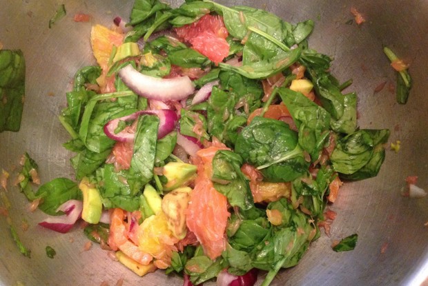 Салат из шпината с копченым лососем и маслом авокадо