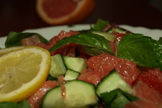 Салат из шпината с семгой, грейпфрутом, огурцами