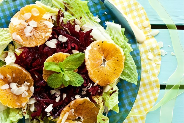 Салат из сырой свеклы с апельсином и мятой