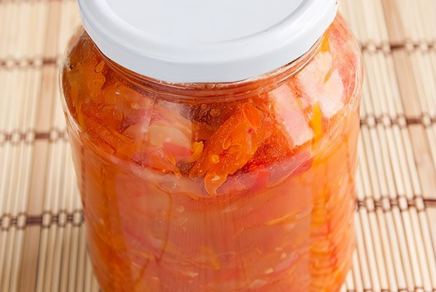 Салат из сладкого перца, помидор, лука и моркови на зиму