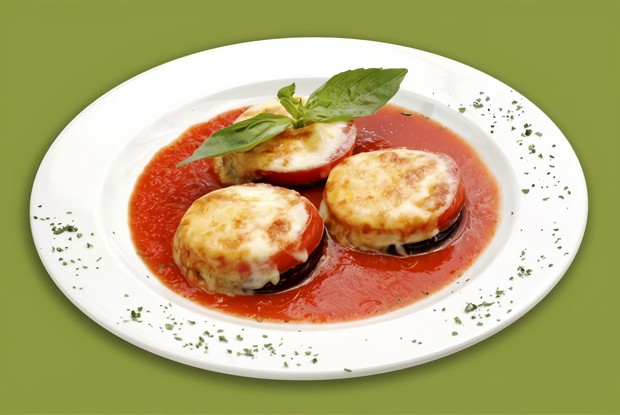 Салат из слегка поджаренных баклажанов и запеченных помидоров с сыром фета