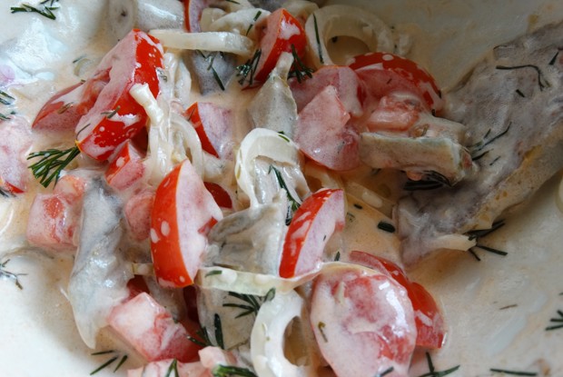 Салат из соленых грибов и помидоров с луком