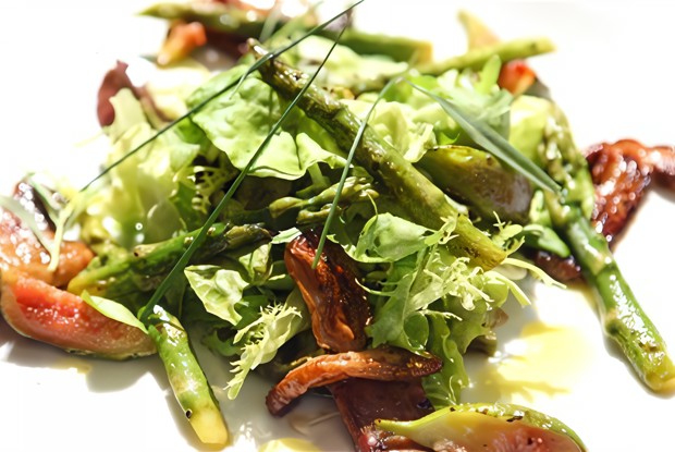 Салат из спаржи с инжиром и грибами под соусом из масла грецкого ореха