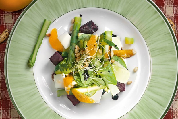 Салат из спаржи с козьим сыром
