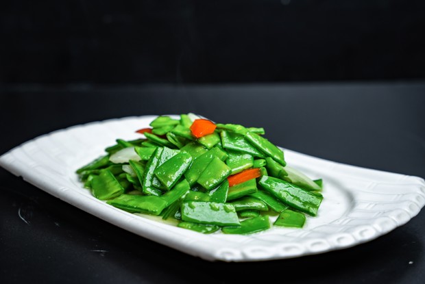 Салат из стебля сельдерея с кешью