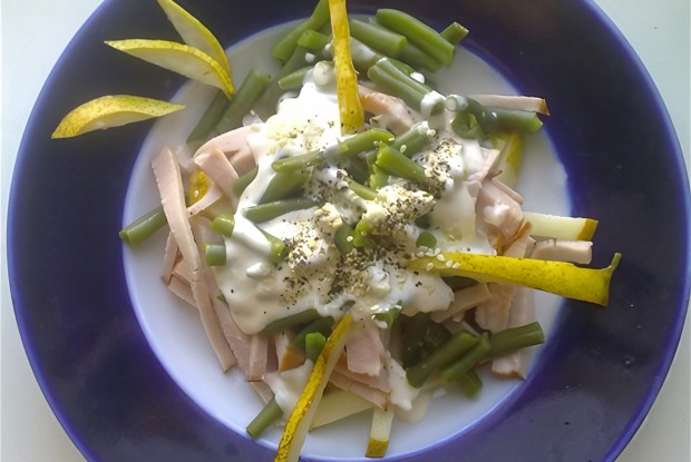 Салат из стручковой фасоли с грушами и карбонадом