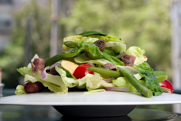 Салат из стручковой фасоли с сыром конте, шампиньонами и зеленью