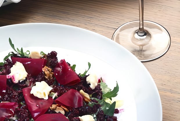 Салат из свеклы и грецких орехов под соусом «Ремулад»