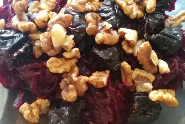 Салат из свеклы и чернослива с маслом