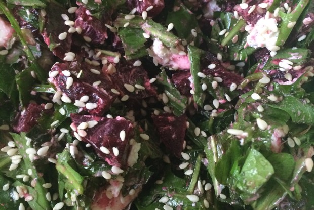 Салат из свеклы и листьев одуванчика