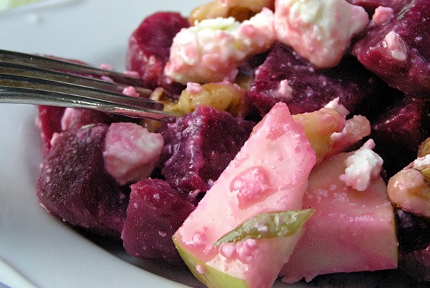 Салат из свеклы, картофеля и яблок