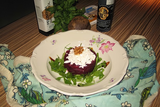 Салат из свеклы, рукколы и феты
