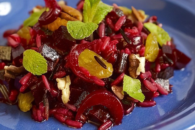Салат из свеклы с изюмом