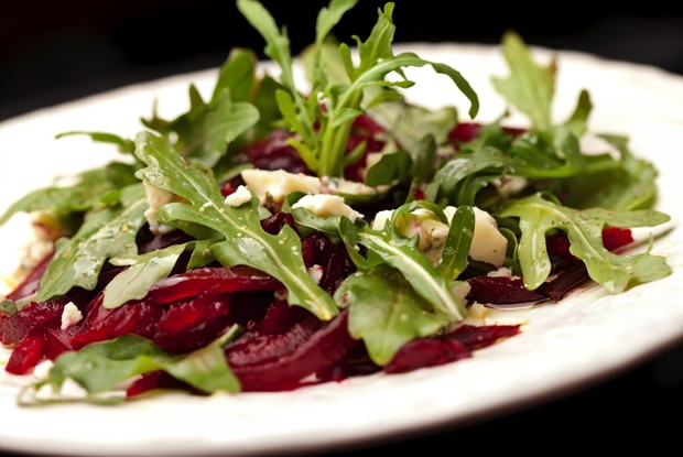 Салат из свеклы с рукколой, пармезаном и кедровыми орешками