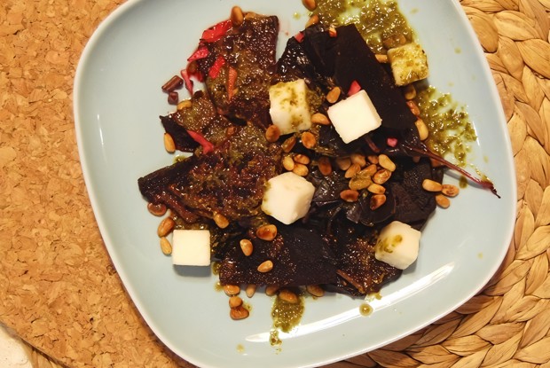 Салат из свеклы с соусом песто