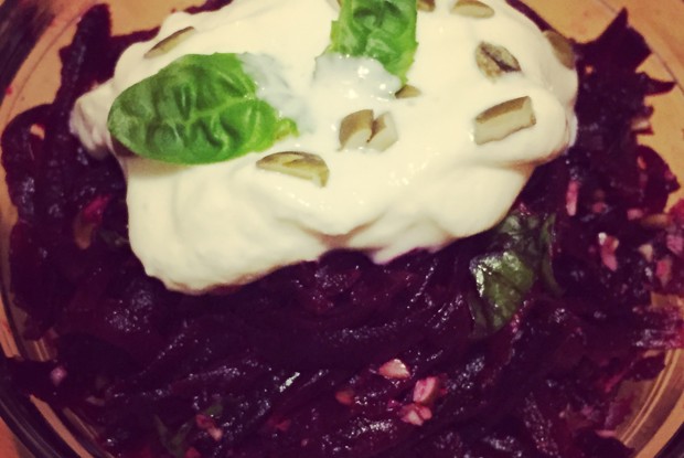 Салат из свеклы с тыквенными семечками и греческим йогуртом