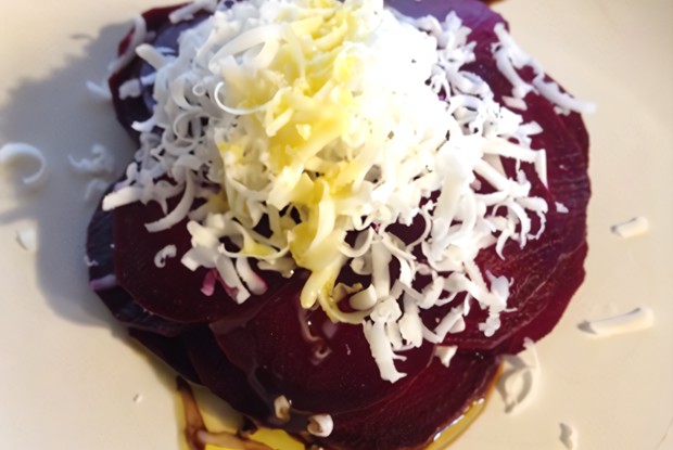 Салат из свеклы слоеный с твердым козьим сыром