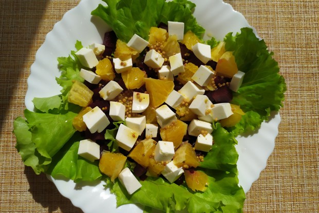Салат из свеклы с апельсином и сыром фета